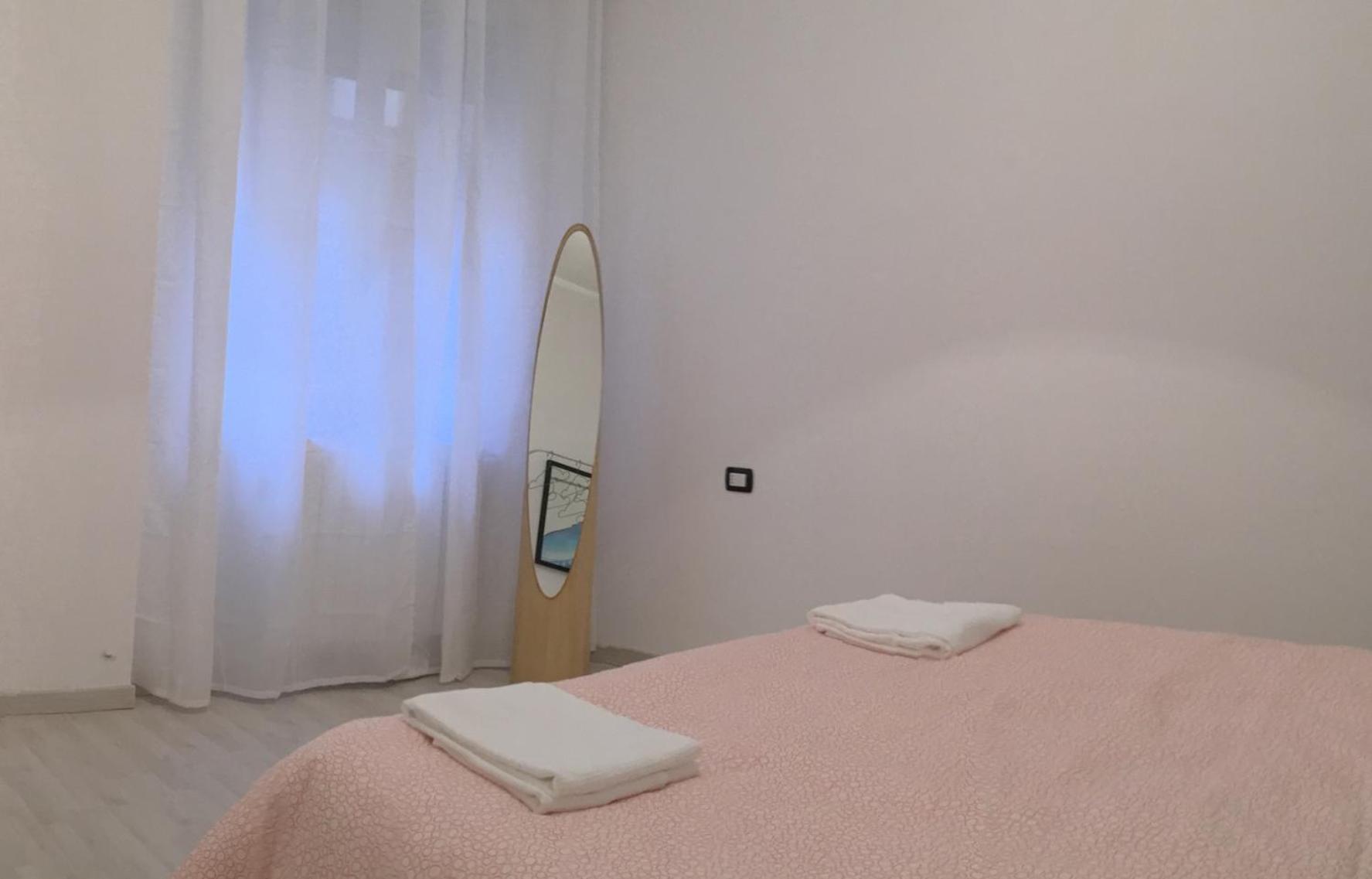 Modern With Balcony And Free Parking Close To The Metro Apartment *